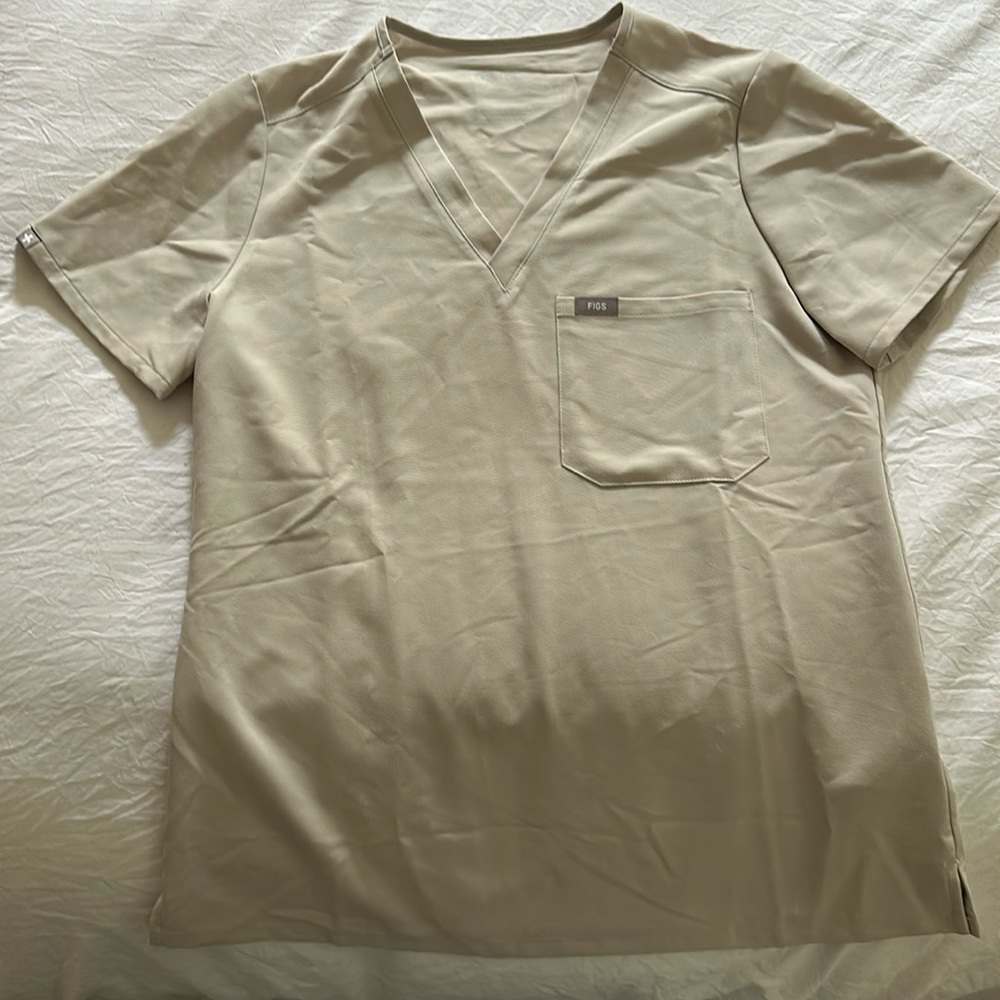 Figs Katarina One Pocket Scrub Top. SIZE SMALL. COLOR BONE.